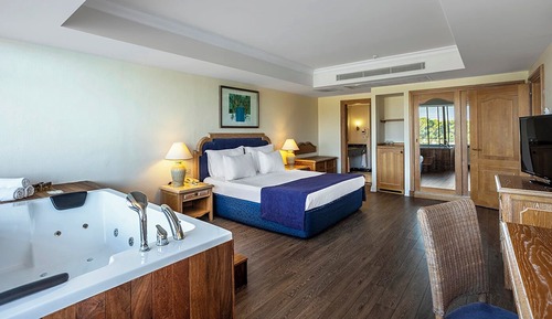 Comfort King Suite Pool View