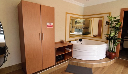 Deluxe Room, Hot Tub, Pool View