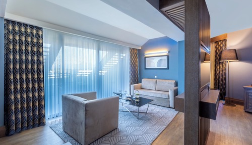 Senior Suite Land View