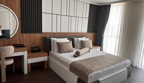 Deluxe Suite, City View