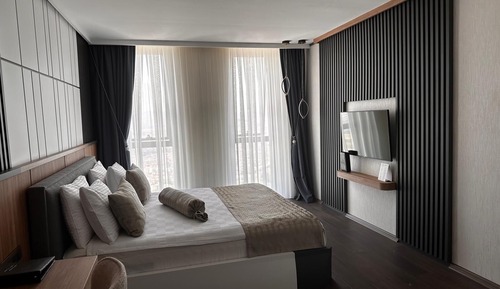 Deluxe Studio Suite, City View