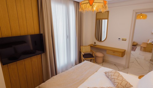 Luxury Suite, City View