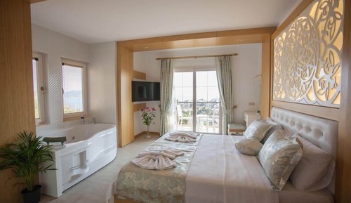 Deluxe Double Room, 1 Double Bed, Jetted Tub, Sea View