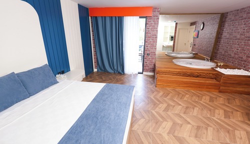 Junior Suite with Jacuzzi