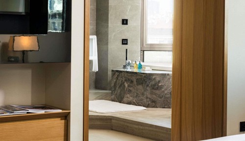 Suite, Jetted Tub with executive lounge access