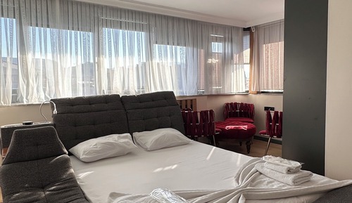 Deluxe Suite, City View