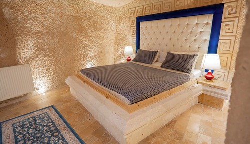 Honeymoon Deluxe Cave Suite
