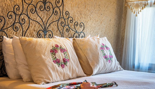 Deluxe Cave Suite