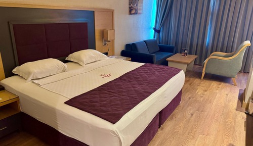 Standard Room, Roll-in Shower