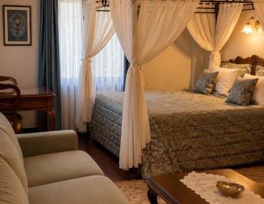 Deluxe King Suite
