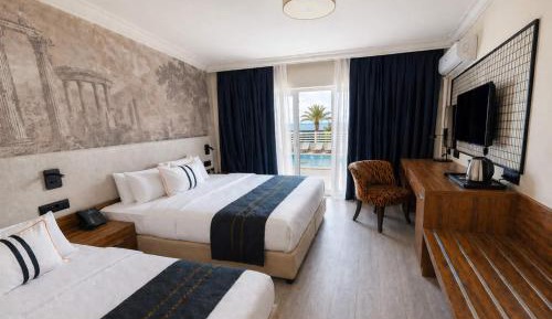 Deluxe Room with One King Bed and One Single Bed with Pool View
