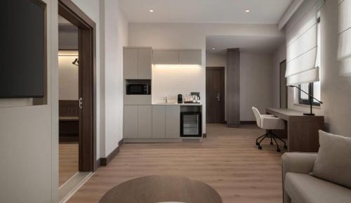 King Corner Suite - Non-Smoking