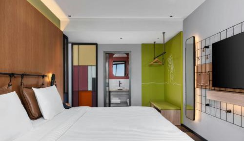 Moxy One-Bedroom King Suite with Sea View