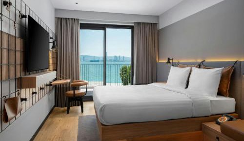 Moxy Queen Room with Sea View