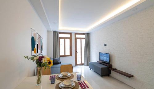 Deluxe One-Bedroom Apartment