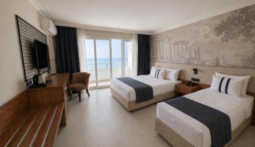 Deluxe Room with One King Bed and One Single Bed with Sea View