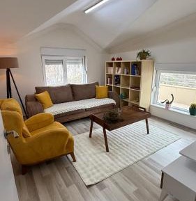 Apartment with Mountain View