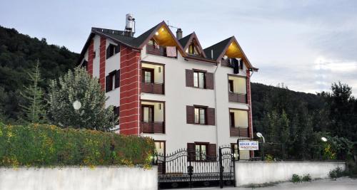 Apartment with Mountain View