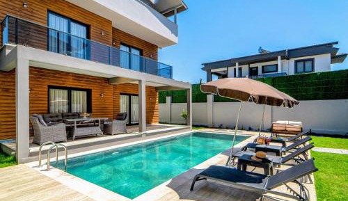 Villa with Garden View