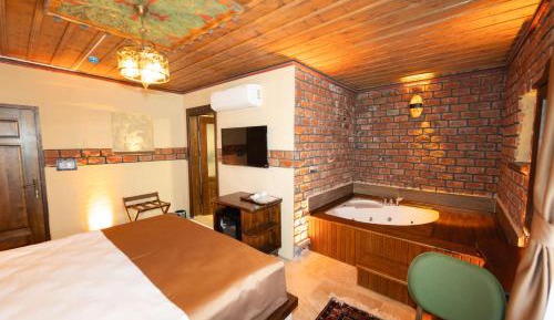Deluxe Suite with Spa Bath