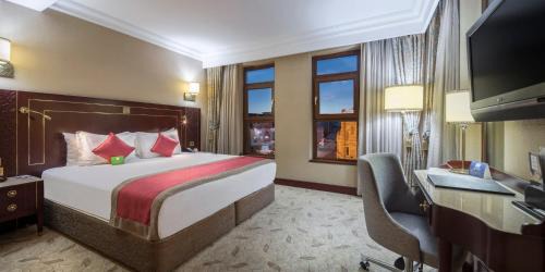 Premium King Room with Lounge Access - Non-Smoking