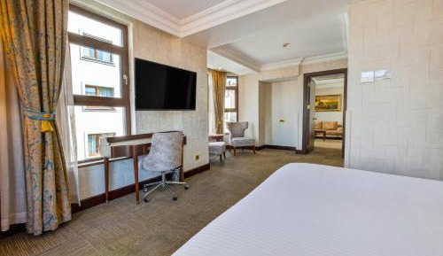 Junior King Suite - Non-Smoking
