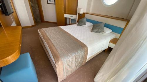 Suite with Mountain View