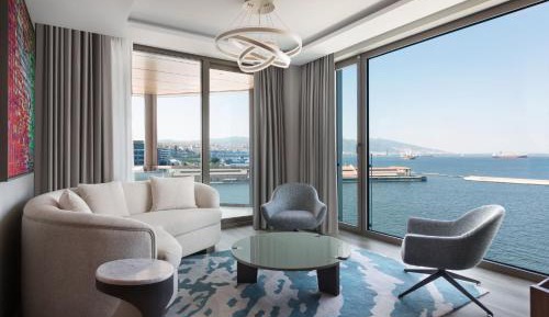 Presidential King Suite with Balcony - Executive Lounge Access