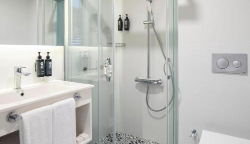 Standard Room with French Bed and Poolside - Mobility Accessible