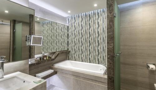 Legendary Suite Swim Up