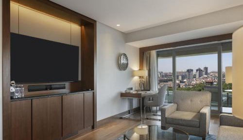Park Suite with Balcony - Lounge Access