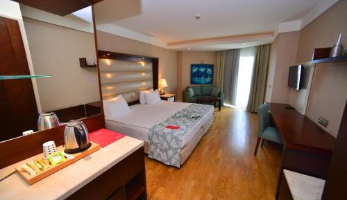 Deluxe Room with Side Sea View