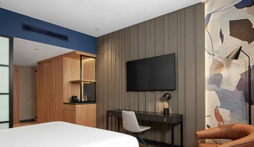 Superior Corner King Room with City View
