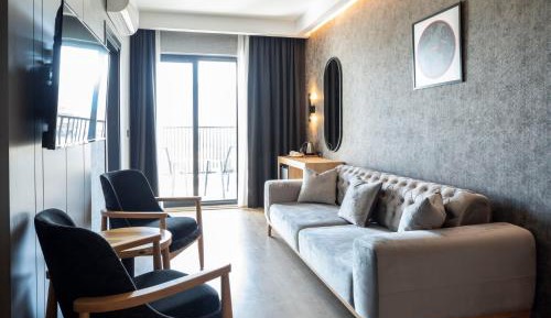 Suite with Two French Beds and Balcony - Land Side