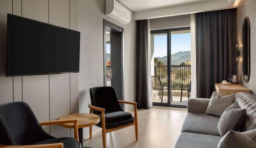 Suite with French Bed and Balcony - Land Side