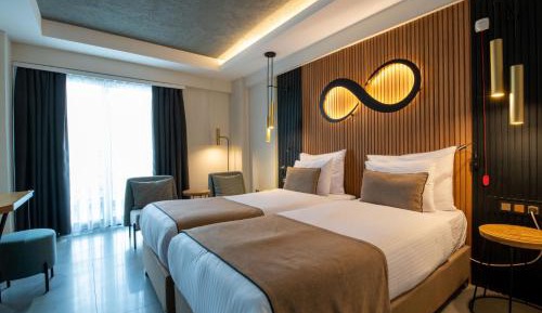 Twin Room with Roll-In Shower - Mobility Accessible
