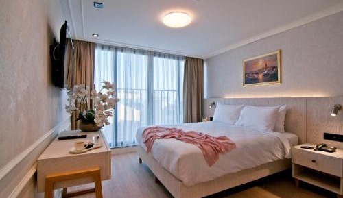 Deluxe Double Room with Side Sea View