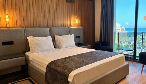 Deluxe Double Room with Side Sea View