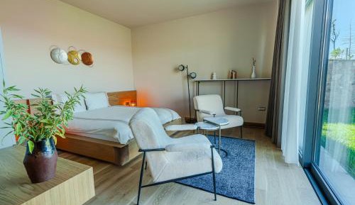 Deluxe Queen Suite