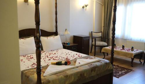 Deluxe Double Room with Side Sea View