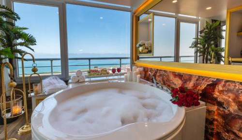 Queen Suite with Hot Tub and Sea View 