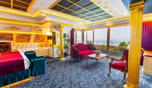 Penthouse Suite with Hot Tub and Panoramic Sea View