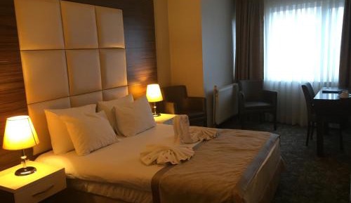Deluxe Room (2 Adults + 1 Child)