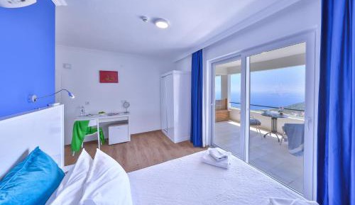 Deluxe Double Room with Balcony and Sea View