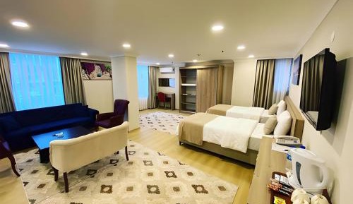 Deluxe Queen Suite
