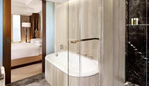 King Suite - Club Access