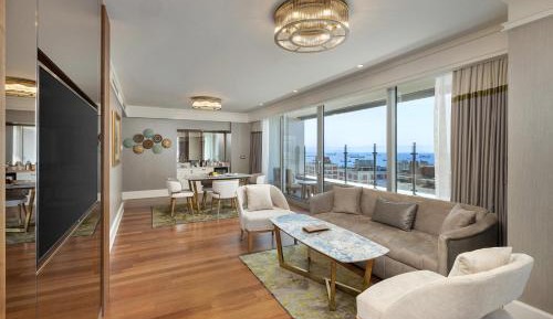 One-Bedroom Suite with Sea View
