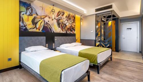 Deluxe Double Room with Side Sea View
