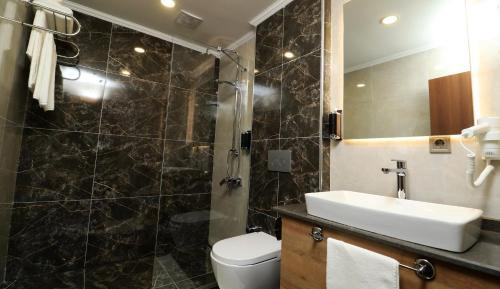 Deluxe Queen Suite