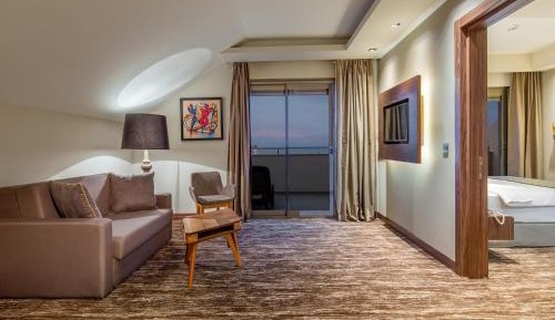 One-Bedroom Queen Suite - Top Floor